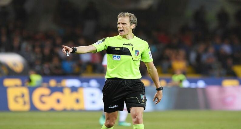 Обсуждение действий судьи во время первого гола «Интера» в ворота «Сассуоло»